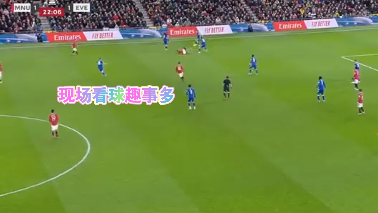 九游体育在线观看-球迷看球名场面：太疯了！