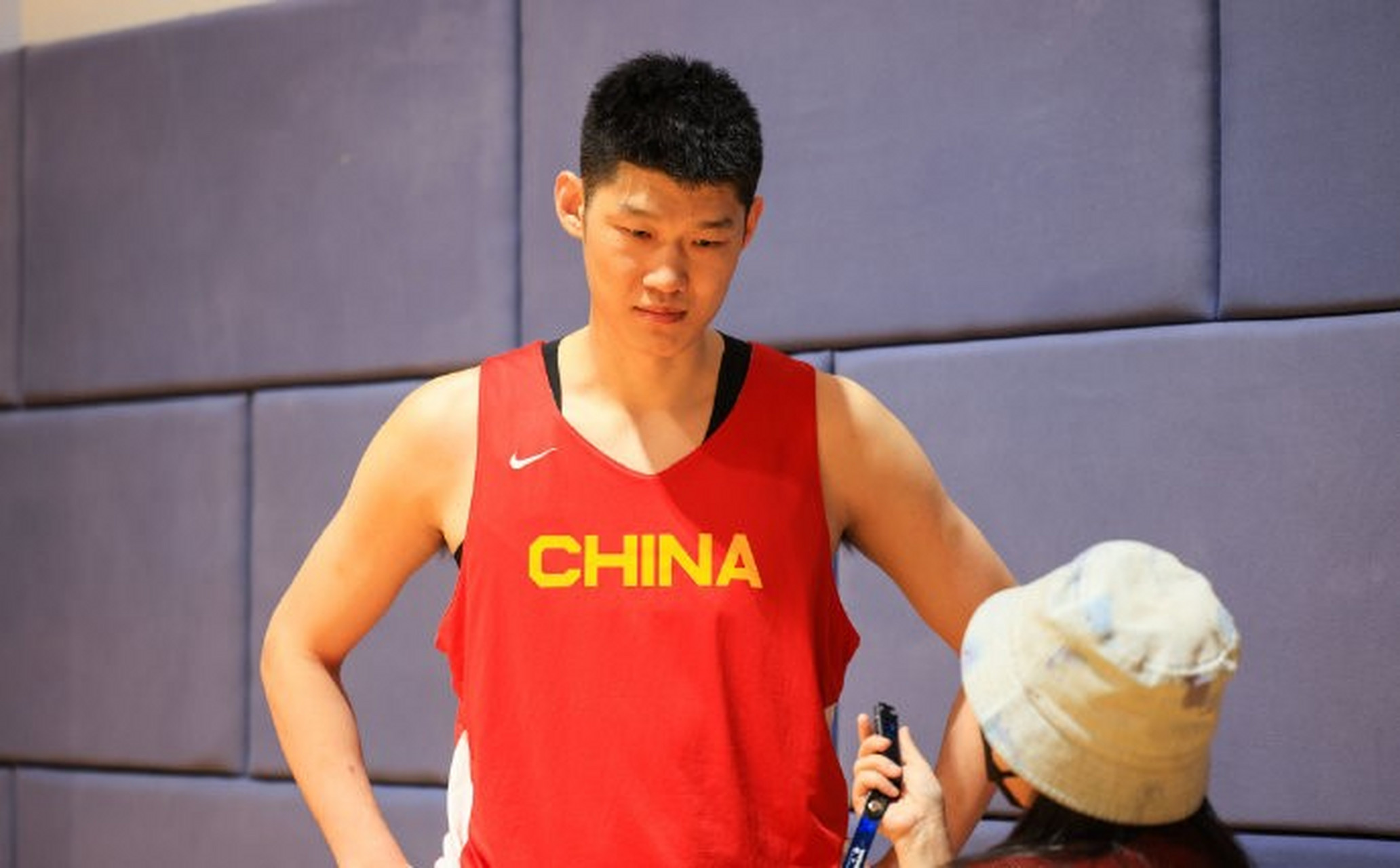 关于国家队主教练vs俱乐部教练：哪个更难？的信息