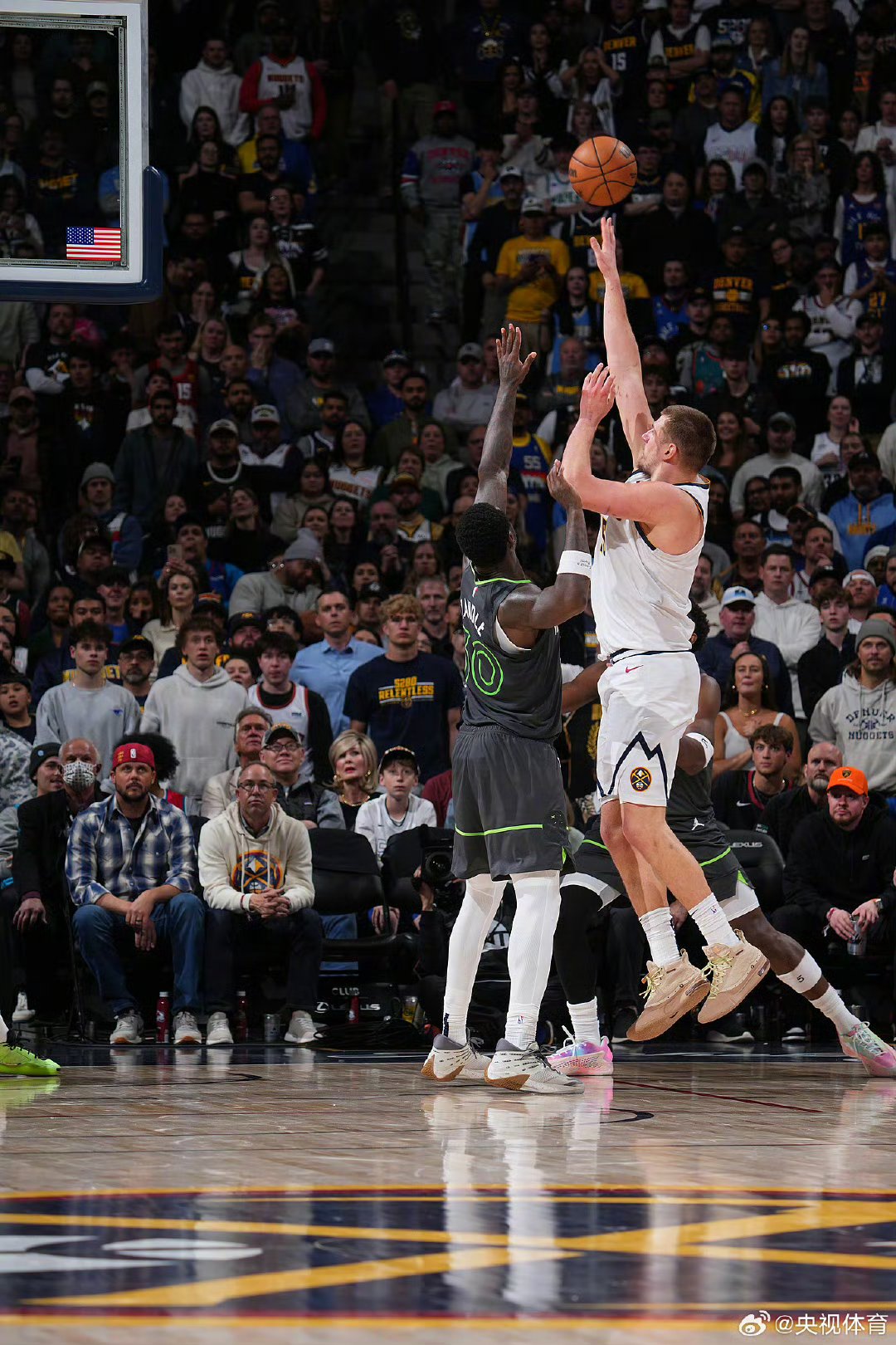 约基奇三双+压哨绝杀，掘金1分险胜快船