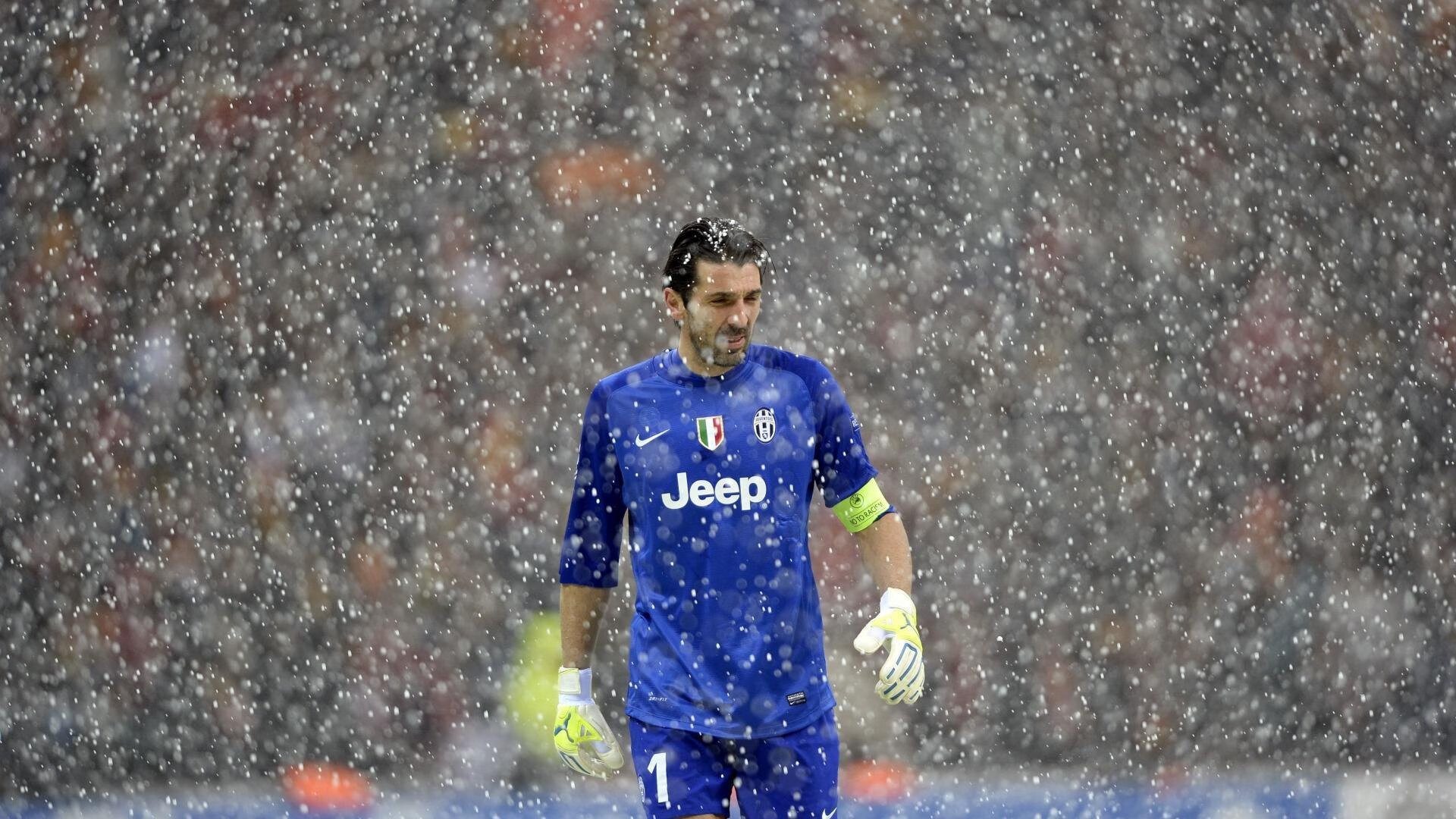 阿贾克斯惊险晋级，欧洲足坛瞬间沸腾，阿贾克斯几座欧冠