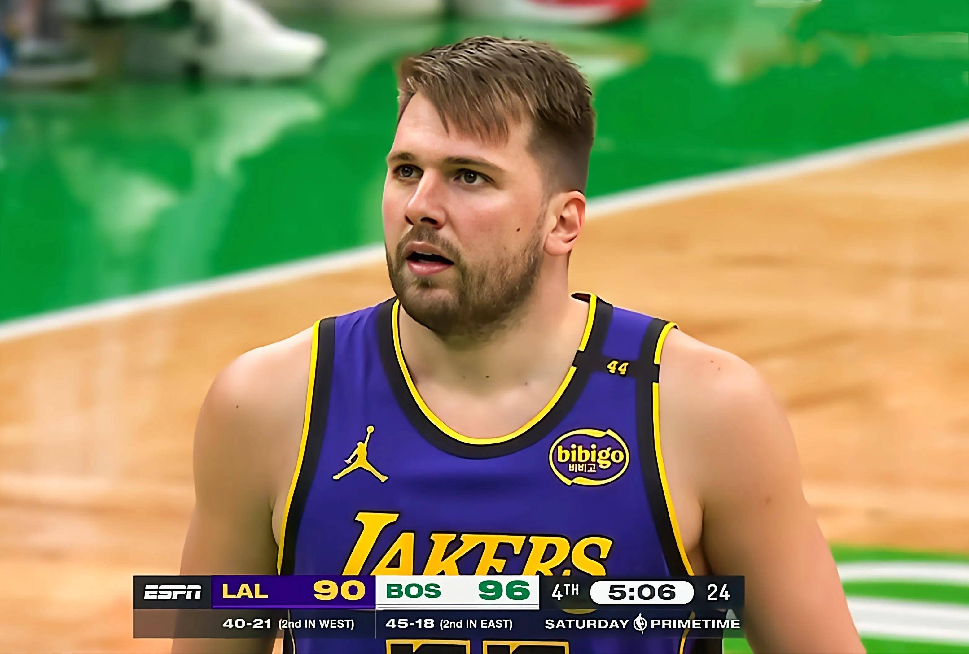 九游体育app官网-关于NBA最新战报：湖人险胜勇士的信息