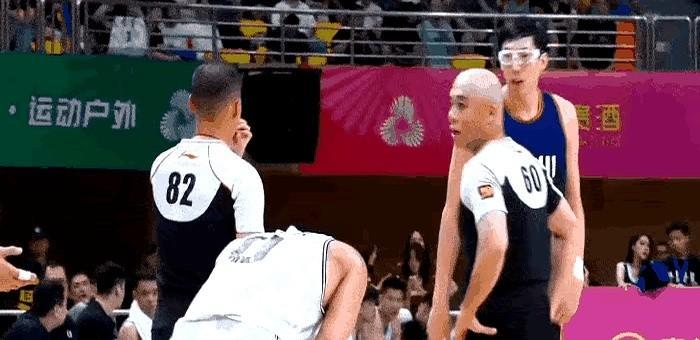 九游体育直播-裁判的压力：如何在瞬息万变中做出判罚？