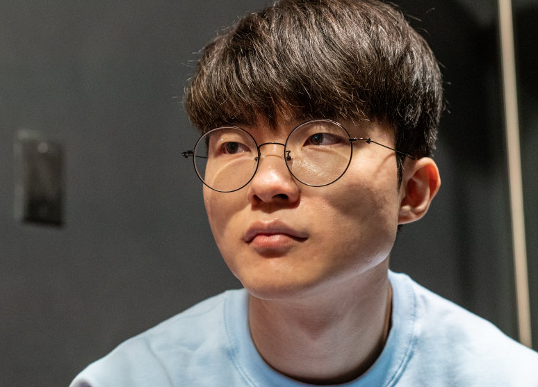 九游足球官网-电竞选手怪癖：Faker比赛前必吃香蕉